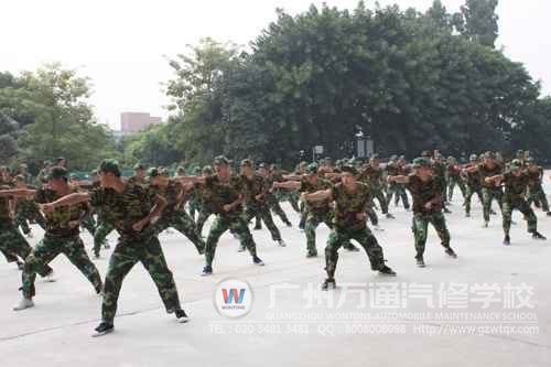 广州万通往年军训回顾之军训场上，学生英姿飒爽