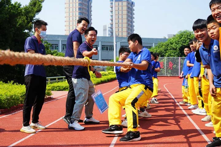 广州万通学子拔河比赛