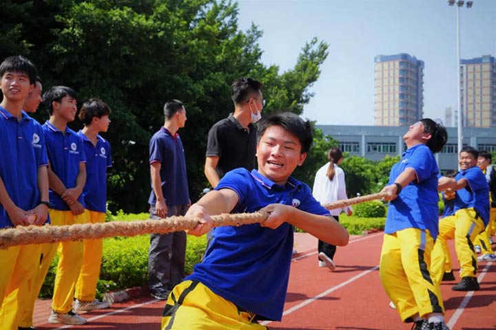 广州万通学子拔河比赛