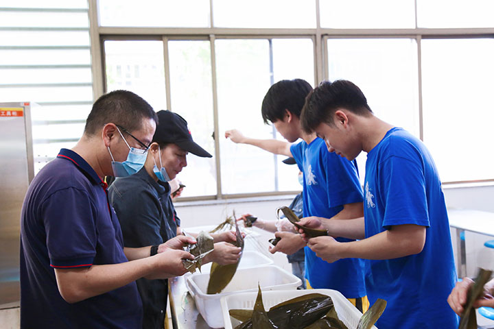  广州万通学子包了个粽子过端午